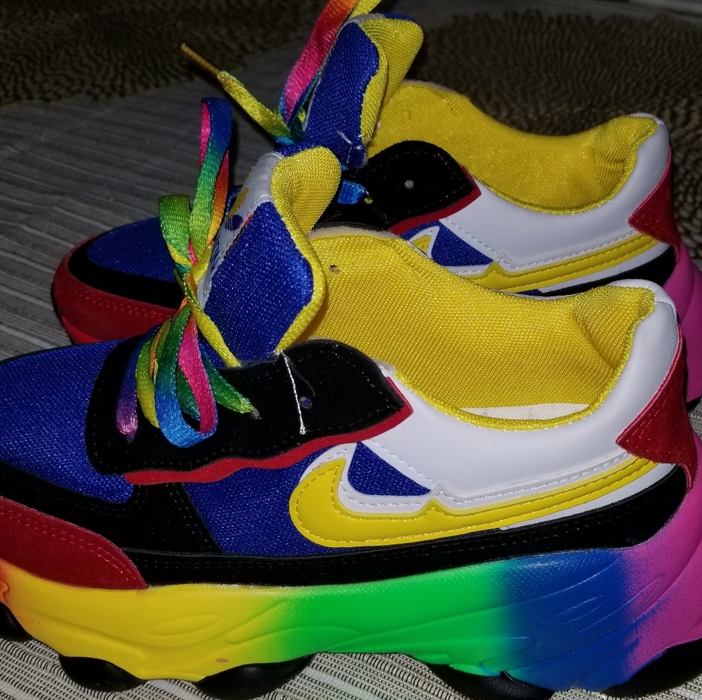 Tennis shoes